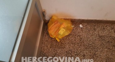 Mostar: Kese sa smećem u hodnicima zgrada odraz naše (ne)kulture