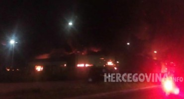 Mostar: Pogledajte kako požar 'guta' Trgovački centar Bingo