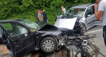 Šest osoba je ozlijeđeno u direktnom sudaru koji se u petak oko 16 sati dogodio na putu M17
