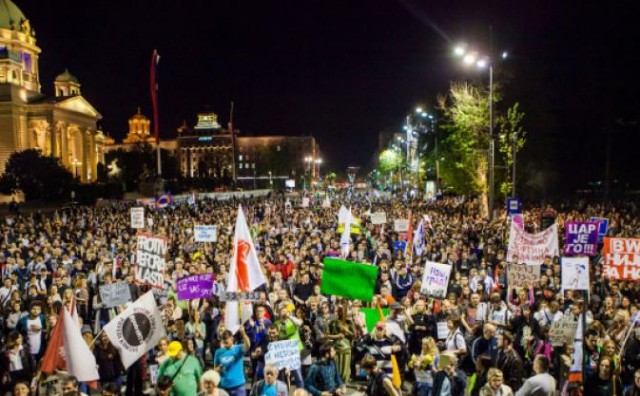 Srbija: Zasuli zgradu vlade wc papirom