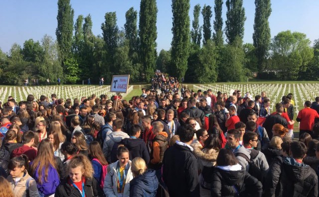 Molitvom na Memorijalnom groblju žrtava Domovinskog rata u Vukovaru počeo susret katoličke mladeži