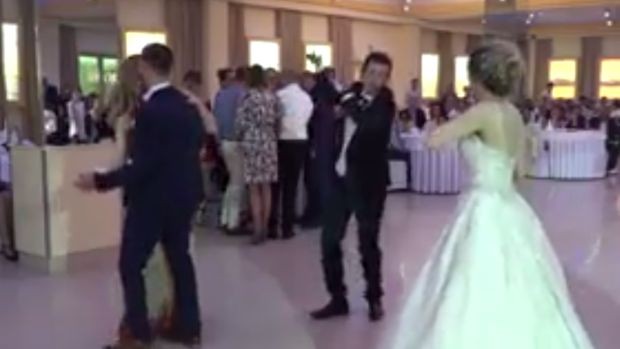 Hit snimka s vjenčanja u Hercegovini: Ovaj kum našao se u ulozi života, pogledajte kako je pokorio plesni podij