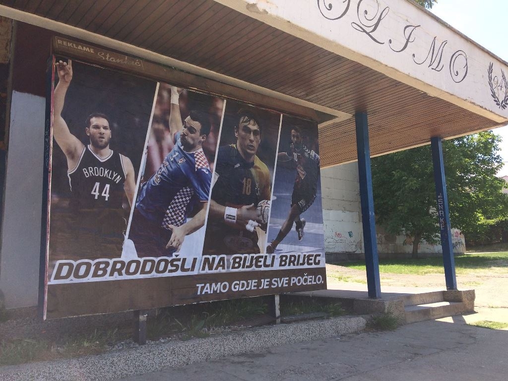 Ispred dvorane u Mostaru postavljen plakat posvećen mostarskim sportašima