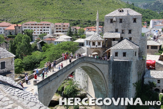 Stari grad u Mostaru prepun domaćih i stranih turista