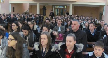 Gospodin mi dade braću: himna i spot Frame Humac