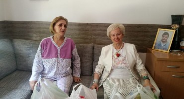 Mostar: Odvjetnica Nada Dalipagić uručila novčanu pomoć i pakete namirnica Višnji Pajtak 