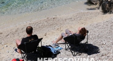 Gosti sunčanjem i kupanjem obilježili prvi svibanj u Brelima