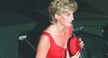 Otkriven razlog zašto je princeza Diana uvijek stiskala torbicu čvrsto na prsa