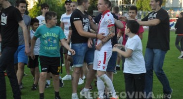 Pogledajte kako su navijači Zrinjskog doslovno 'strgali' dresove i šorceve sa svojih ljubimaca