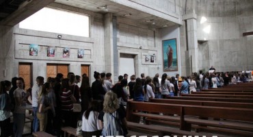 Mostar: Završne pripreme za dijeljenje  krizme u Crkvi sv. Petra i Pavla