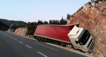 kamion, udar u stijenu