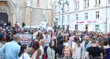 Pogledajte kako je danas posljepodne bilo ispred Katedrale Srca Isusova u Sarajevu