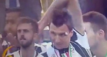 Urnebesna proslava titule Pjanića i Mandžukića!