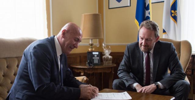 izetbegovic potpisivanje