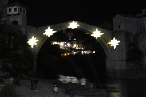 MOSTAR TUGUJE: Stari most u mraku sa pet simboličnih zvjezdica za žrtve zrakoplovne nesreće
