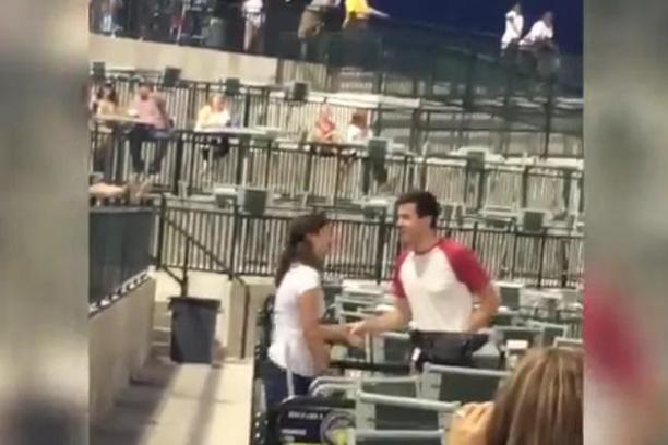 Mladić zaprosio djevojku na stadionu pa se šokirao njezinom reakcijom