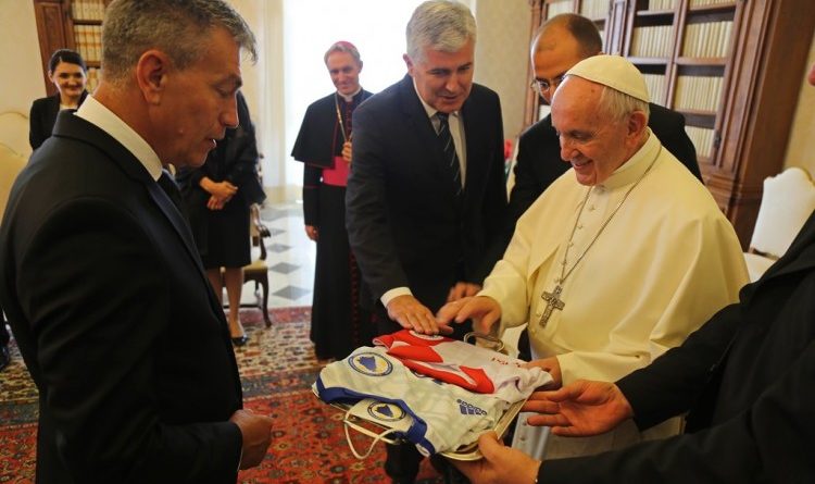 Papa Franjo dobio dres HŠK Zrinjski i reprezentacije BiH