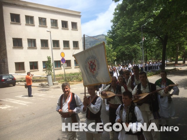 Mostar: Defile devet folklornih skupina Hrvata u BiH 