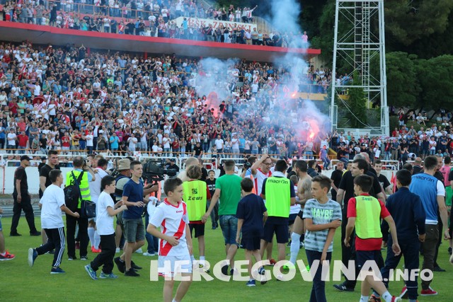 HŠK Zrinjski: Pogledajte radost navijača i nogometaša na terenu poslije utakmice protiv Slobode