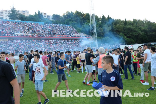 HŠK Zrinjski: Pogledajte radost navijača i nogometaša na terenu poslije utakmice protiv Slobode