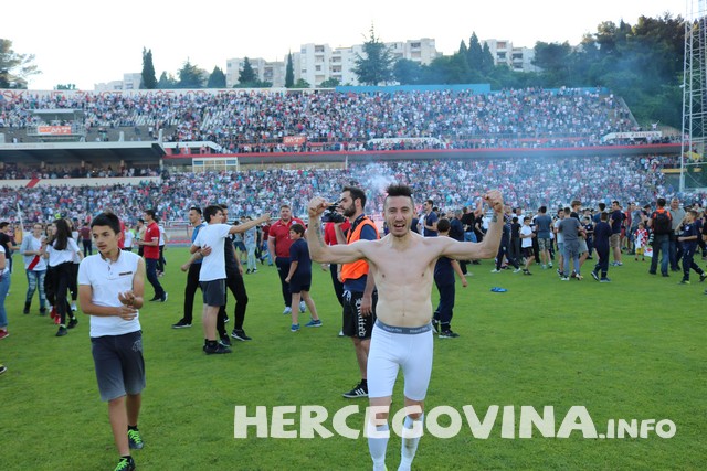 HŠK Zrinjski: Pogledajte radost navijača i nogometaša na terenu poslije utakmice protiv Slobode