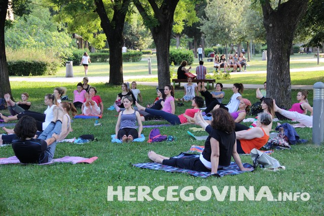 Mostar: Joga sesija u parku Zrinjevac
