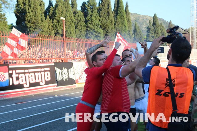 HŠK Zrinjski: Pogledajte radost navijača i nogometaša na terenu poslije utakmice protiv Slobode