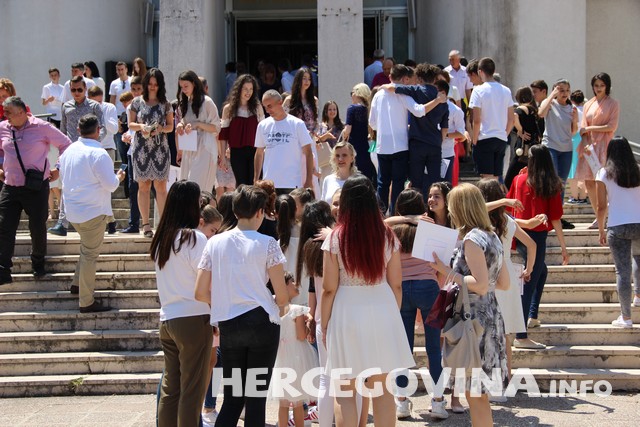 Mostar: Pogledajte kako je bilo jučer nakon Sakramenta Svete potvrde u Katedrali 