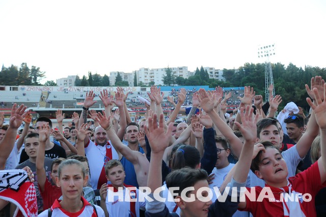 HŠK Zrinjski: Pogledajte radost navijača i nogometaša na terenu poslije utakmice protiv Slobode
