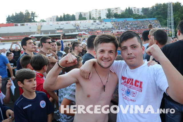 HŠK Zrinjski: Pogledajte radost navijača i nogometaša na terenu poslije utakmice protiv Slobode