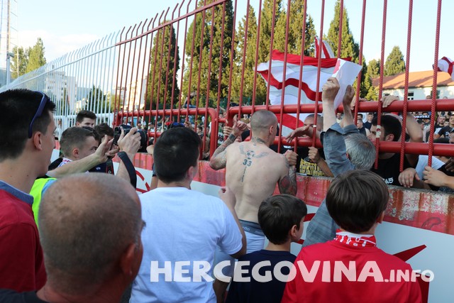 HŠK Zrinjski: Pogledajte radost navijača i nogometaša na terenu poslije utakmice protiv Slobode
