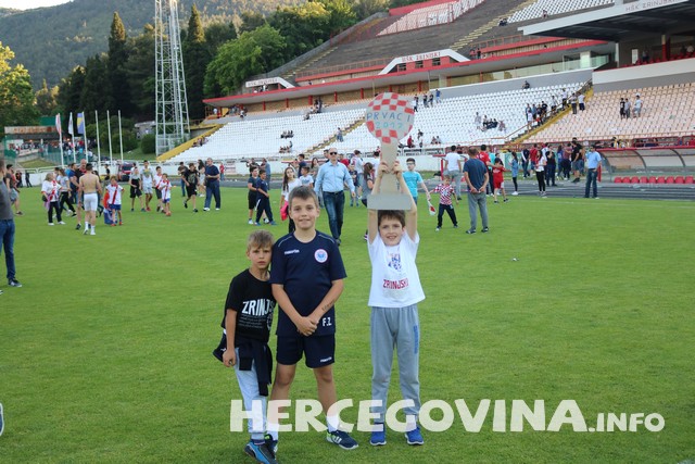HŠK Zrinjski: Pogledajte radost navijača i nogometaša na terenu poslije utakmice protiv Slobode