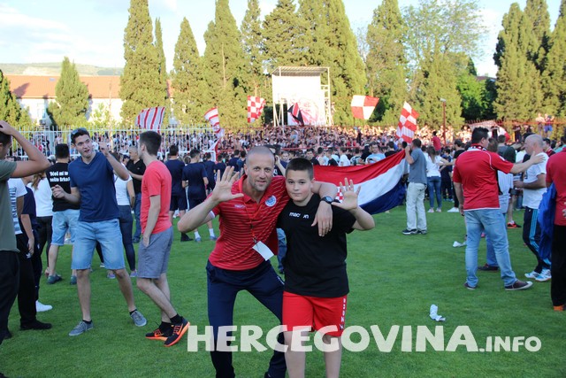 HŠK Zrinjski: Pogledajte radost navijača i nogometaša na terenu poslije utakmice protiv Slobode