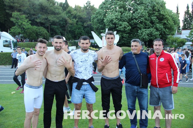 HŠK Zrinjski: Pogledajte radost navijača i nogometaša na terenu poslije utakmice protiv Slobode