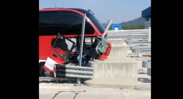 Ljubuški: Autobus s talijanskim hodočasnicima zabio se u betonsku zaštitnu ogradu na Bijači