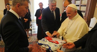 Papa Franjo dobio dres HŠK Zrinjski i reprezentacije BiH