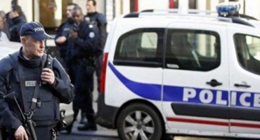  Napadač se pokušao automobilom zabiti među ljude ispred džamije u Parizu