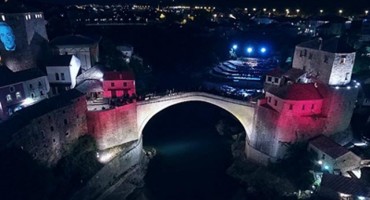 Mostar: Stari most u bojama Austrije