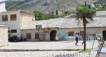 Mostar: Stari grad prepun stranih turista