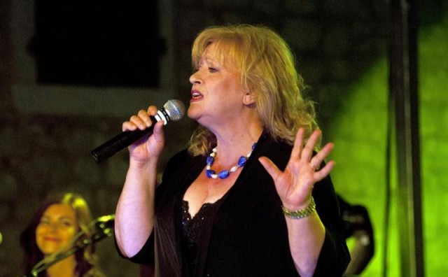 Meri Cetinić nastupa u revijalnom dijelu Festivala klapske pisme Posušje 2017.