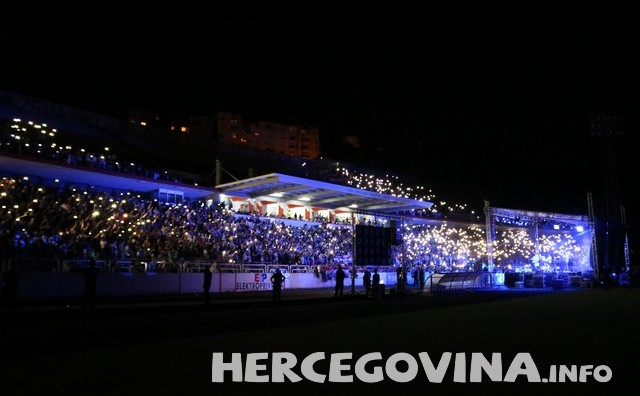 Mostar: Pogledajte kako 10 000 ljudi pjeva Lijepa li si