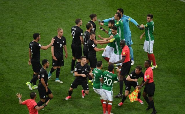 Meksiko svladao Novi Zeland, masovna tuča na kraju meča