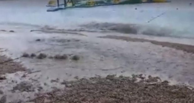 Na gradskoj plaži u Makarskoj plivaju fekalije, prolaznici se guše u smradu