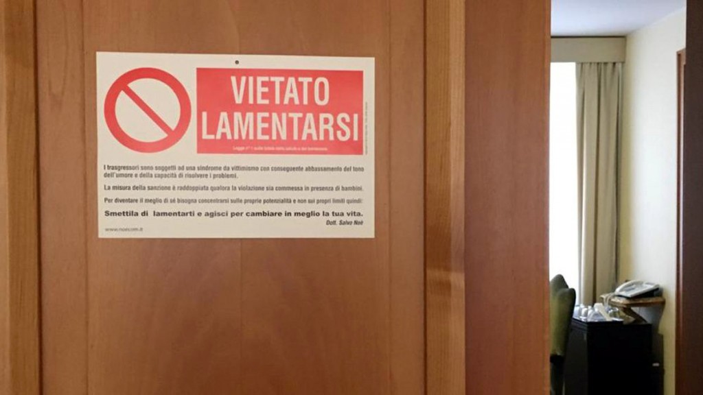 Papa na svoja ulazna vrata stavio znak 'Ne kukajte'