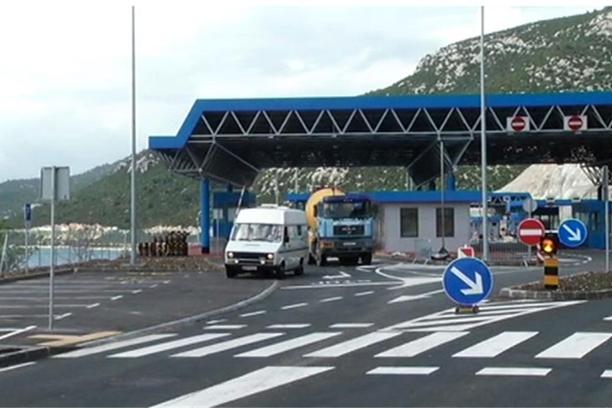 Zbog prometne nezgode na dionici M-1.8 Tuzla - Orašje u mjestu Ormanica, promet je potpuno obustavljen