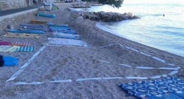 Kad vidite kako u Brelima rezerviraju mjesto na plaži, bit će vam dosta mora neko vrijeme