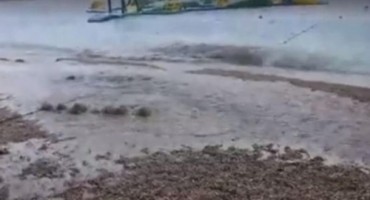 Na gradskoj plaži u Makarskoj plivaju fekalije, prolaznici se guše u smradu
