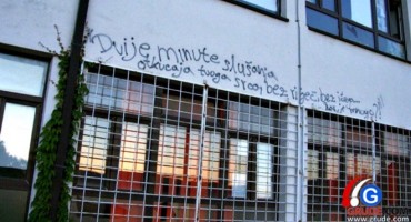 Grude: A eto, Bog i ja znamo da bi mi dvije minute u tvom zagrljaju spasile život