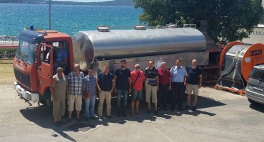 Kaštelani darovali vatrogasnu cisternu za Bos. Grahovo