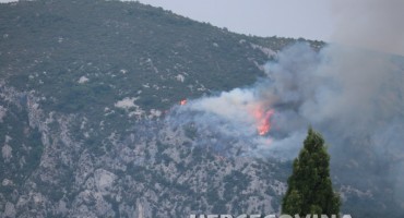 Uslijed udara groma vatra zahvatila brdo Orlac